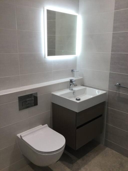 Churstonbnb, Private Flat Within Family Home, Bolton Lostock Eksteriør bilde